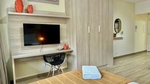 1 dormitorio, escritorio, tabla de planchar con plancha y cuna de viaje