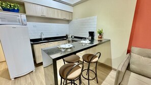 Een koelkast, een microgolfoven, een kookplaat