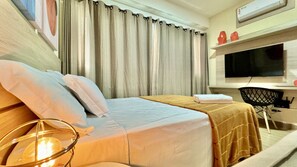 1 dormitorio, escritorio, tabla de planchar con plancha y cuna de viaje