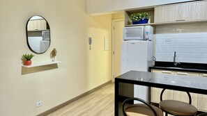 Een koelkast, een microgolfoven, een kookplaat