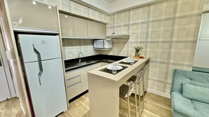 Geladeira, micro-ondas, cooktop, cafeteira/chaleira