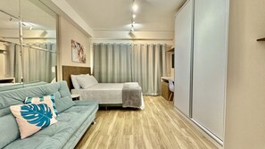 1 habitación, escritorio, tabla de planchar con plancha y cuna de viaje 