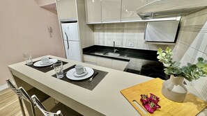Frigorífico, microondas, placa de cocina y cafetera o tetera