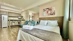 1 quarto, escrivaninha, ferros/tábuas de passar roupa, berço de viagem