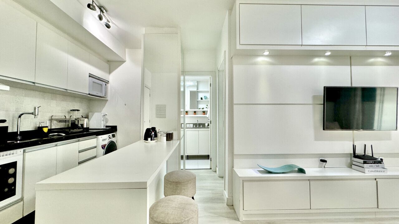 Kühlschrank, Mikrowelle, Herdplatte, Wasserkocher mit Kaffee-/Teezubehör