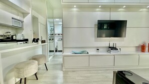 Refrigerador, microondas, placa de cocina, cafetera/tetera