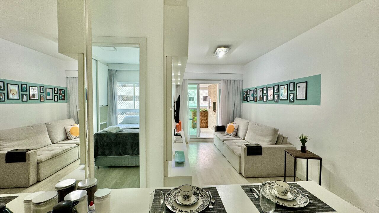 1 dormitorio, escritorio, tabla de planchar con plancha y cuna de viaje