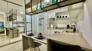 Geladeira, micro-ondas, cooktop, cafeteira/chaleira