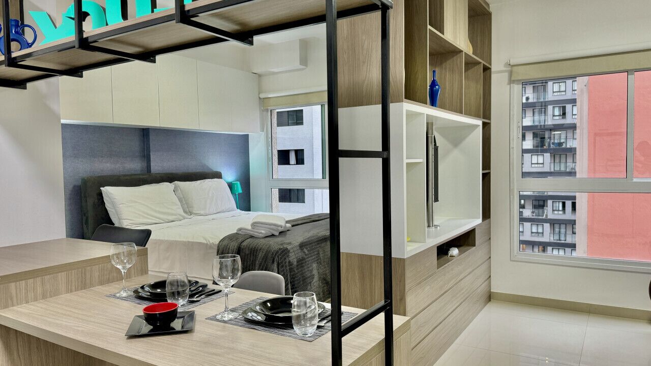 1 間睡房、書桌、熨斗/熨衫板、可攜式嬰兒床