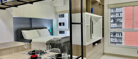 1 間睡房、書桌、熨斗/熨衫板、可攜式嬰兒床