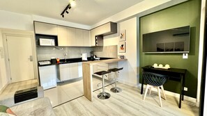 冷蔵庫、電子レンジ、コンロ、コーヒー / ティーメーカー