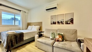 1 室のベッドルーム、デスク、アイロン / アイロン台、旅行用ベビーベッド