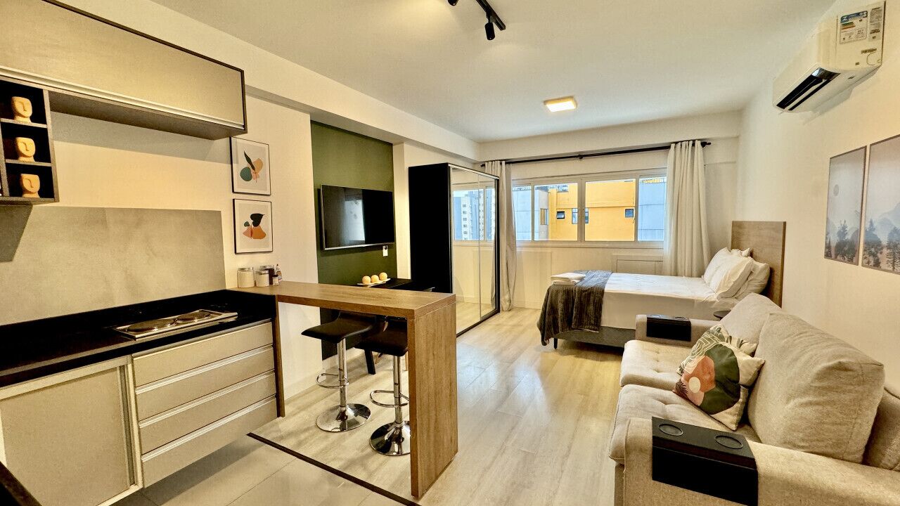 1 quarto, escrivaninha, ferros/tábuas de passar roupa, berço de viagem