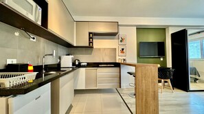 ثلاجة، ميكروويف، موقد طهي مسطح، ماكينة لصنع القهوة/الشاي