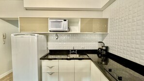 Refrigerador, microondas, placa de cocina, cafetera/tetera