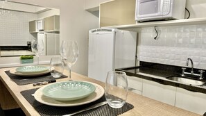 Køleskab, mikrobølgeovn, kogeplade, kaffe-/temaskine