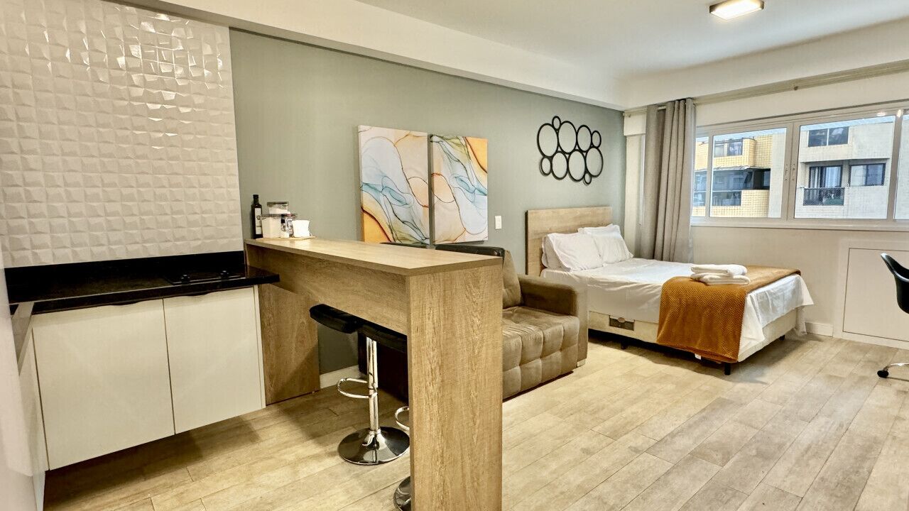 1 quarto, escrivaninha, ferros/tábuas de passar roupa, berço de viagem