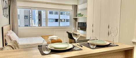 1 chambre, bureau, fer et planche à repasser, lit parapluie