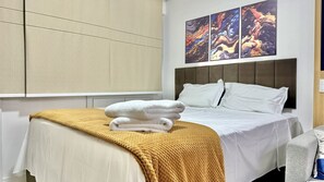1 soverom, skrivebord, strykejern/-brett og reiseseng for barn