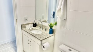 Hair dryer, towels - Studio novinho Condomínio Clube Lifespace Curitiba (Curitiba)