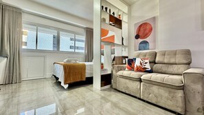 1 室のベッドルーム、デスク、アイロン / アイロン台、旅行用ベビーベッド