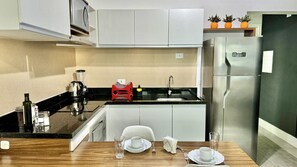 Een koelkast, een microgolfoven, een kookplaat