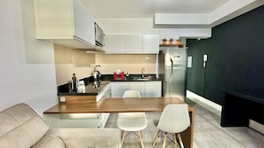 Geladeira, micro-ondas, cooktop, cafeteira/chaleira