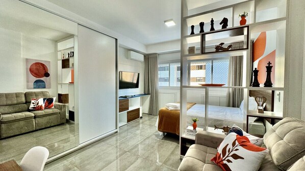 1 slaapkamer, een bureau, een strijkplank/strijkijzer, reisbedje