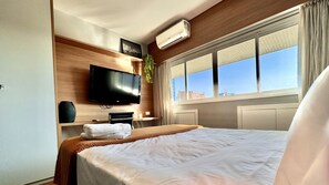 1 habitación, escritorio, tabla de planchar con plancha y cuna de viaje 