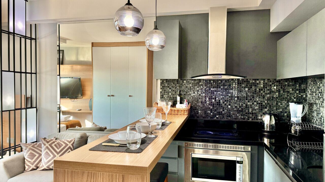 Geladeira, micro-ondas, cooktop, cafeteira/chaleira