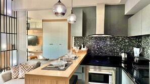 Réfrigérateur, micro-ondes, plaque de cuisson, cafetière/bouilloire