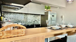 Fridge, microwave, stovetop, coffee/tea maker - Studio elegante no condo clube Lifespace Batel (Curitiba)