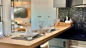 Geladeira, micro-ondas, cooktop, cafeteira/chaleira