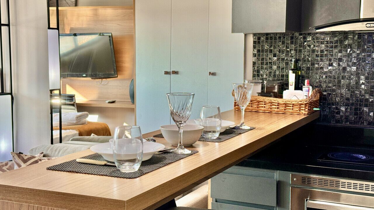 Geladeira, micro-ondas, cooktop, cafeteira/chaleira