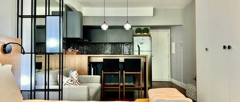 1 habitación, escritorio, tabla de planchar con plancha y cuna de viaje