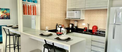 Kühlschrank, Mikrowelle, Herdplatte, Wasserkocher mit Kaffee-/Teezubehör