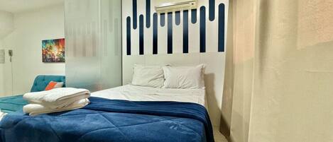 1 Schlafzimmer, Schreibtisch, Bügeleisen/Bügelbrett, Reisekinderbett