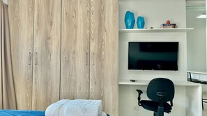 1 chambre, bureau, fer et planche à repasser, lit parapluie