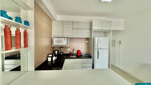 Frigorifero, microonde, piano cottura, macchina per tè/caffè