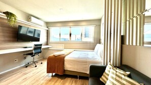 1 sovrum, skrivbord, strykjärn/strykbräda och resesäng