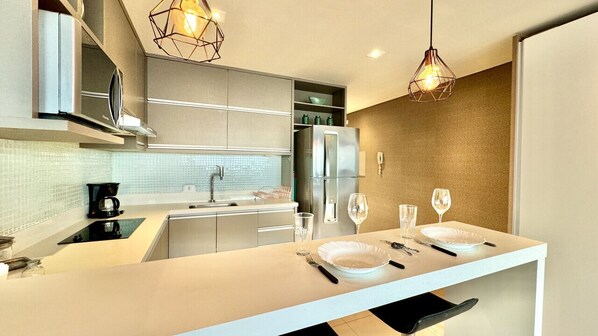 Geladeira, micro-ondas, cooktop, cafeteira/chaleira