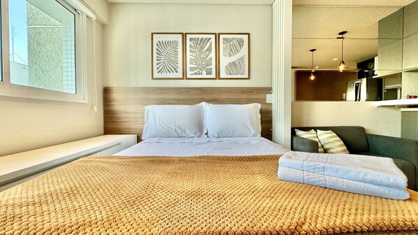 1 habitación, escritorio, tabla de planchar con plancha y cuna de viaje 