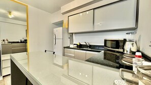 Frigorífico, microondas, placa de cocina y cafetera o tetera