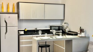 ثلاجة، ميكروويف، موقد طهي مسطح، ماكينة لصنع القهوة/الشاي