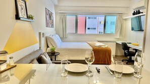 1 bedroom, desk, iron/ironing board, travel crib - O Sol Amarelo, Studio Deluxe com vaga, Lifespace (Curitiba)
