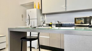 Kühlschrank, Mikrowelle, Herdplatte, Wasserkocher mit Kaffee-/Teezubehör