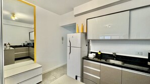 Kühlschrank, Mikrowelle, Herdplatte, Wasserkocher mit Kaffee-/Teezubehör