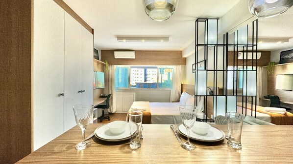 1 غرفة نوم ومكتب ومكواة/لوح كي وسرير سفر