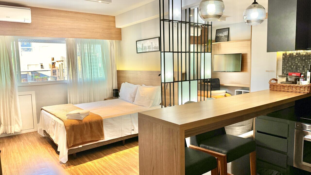 1 chambre, bureau, fer et planche à repasser, lit de bébé portatif