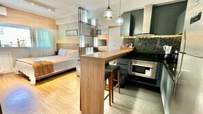 1 bedroom, desk, iron/ironing board, travel cot - Magnífico Studio Premium com vaga, no Lifespace (Curitiba)